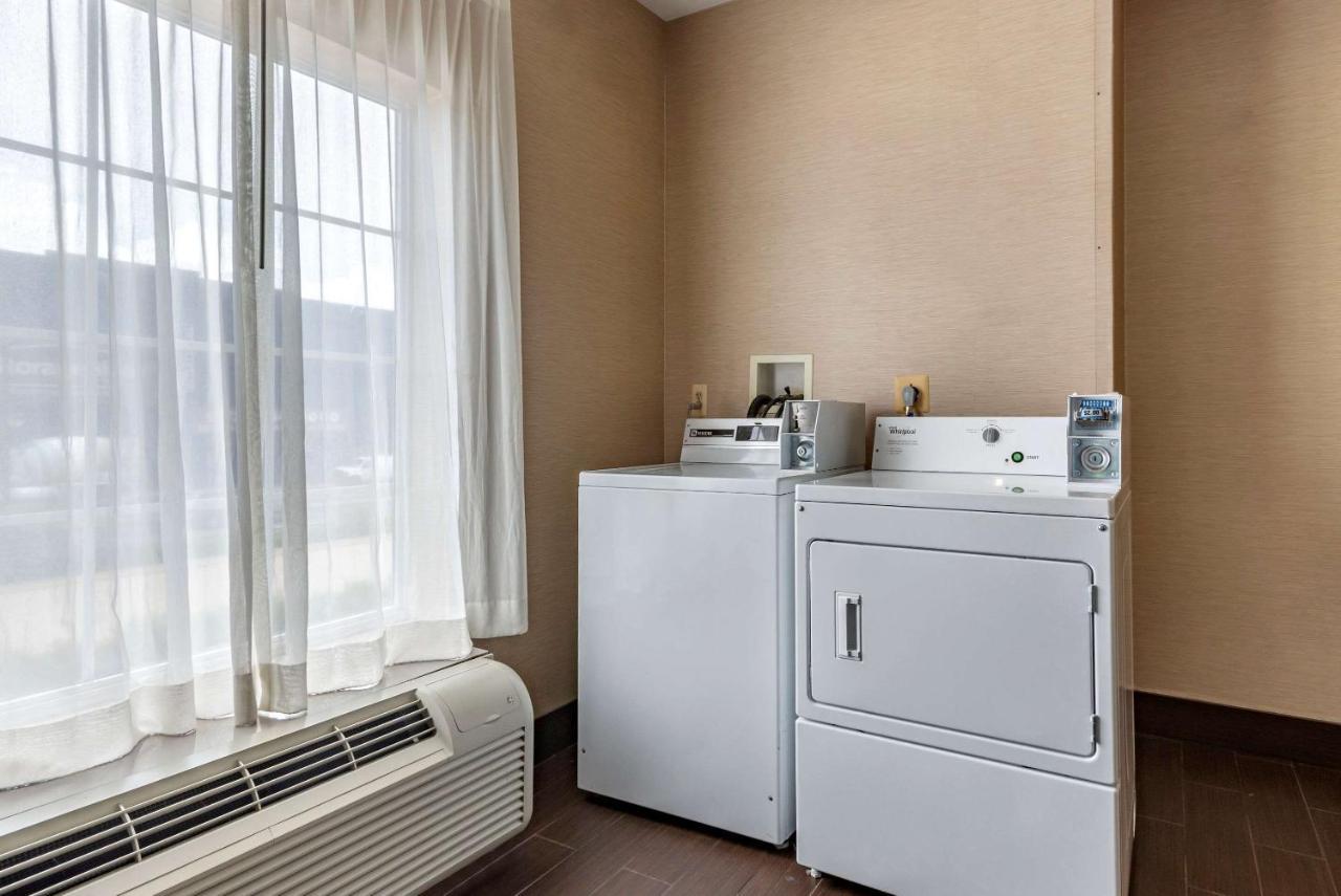 Comfort Suites Newark - Harrison Екстер'єр фото