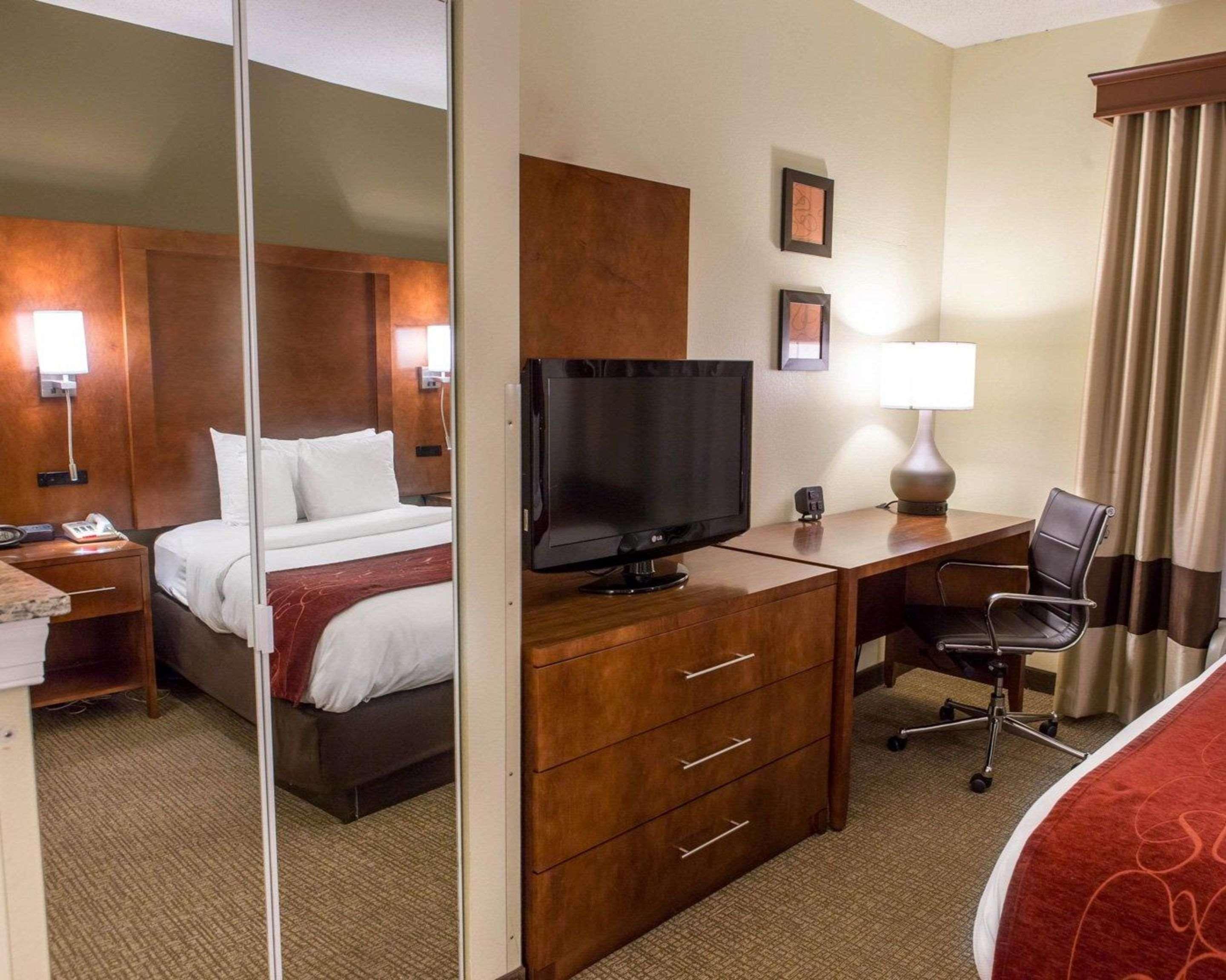 Comfort Suites Newark - Harrison Екстер'єр фото