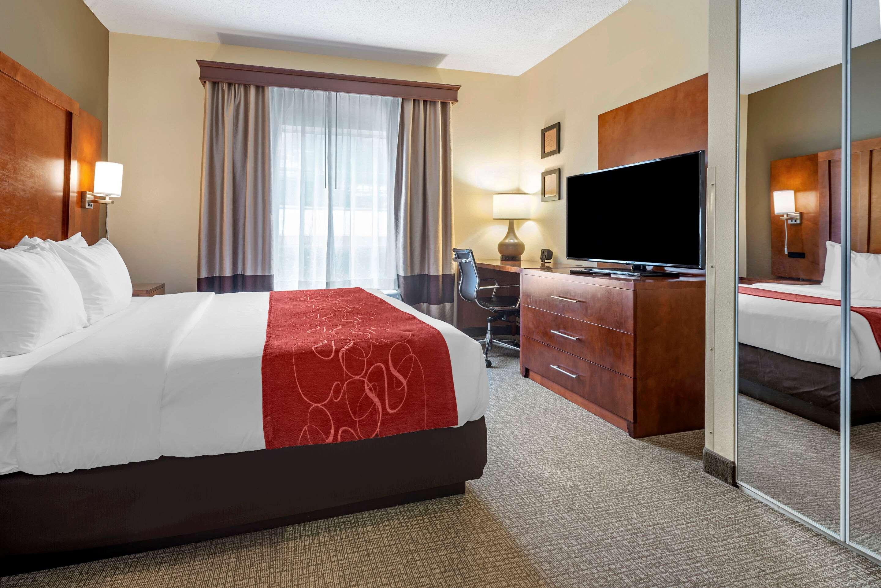 Comfort Suites Newark - Harrison Екстер'єр фото