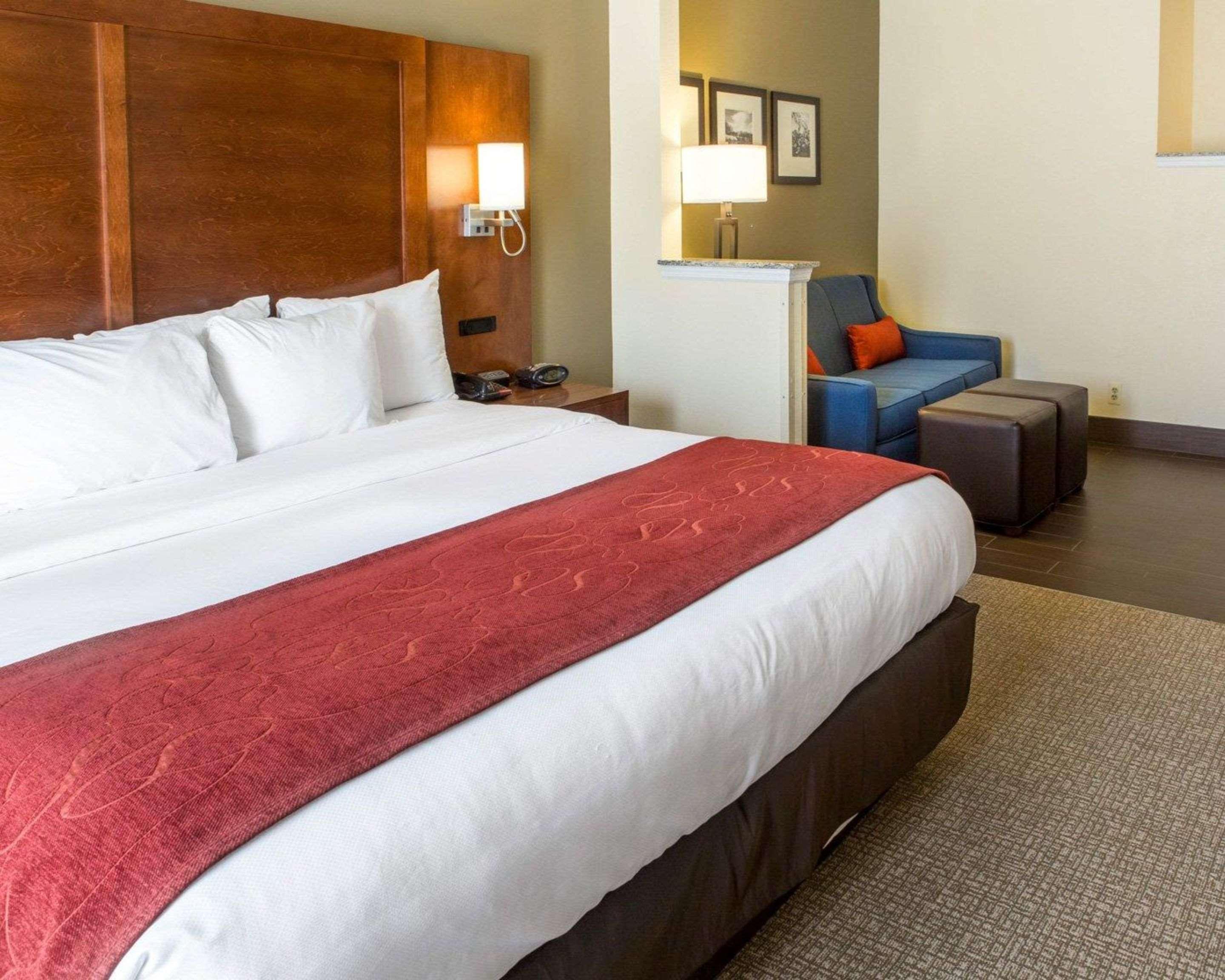 Comfort Suites Newark - Harrison Екстер'єр фото