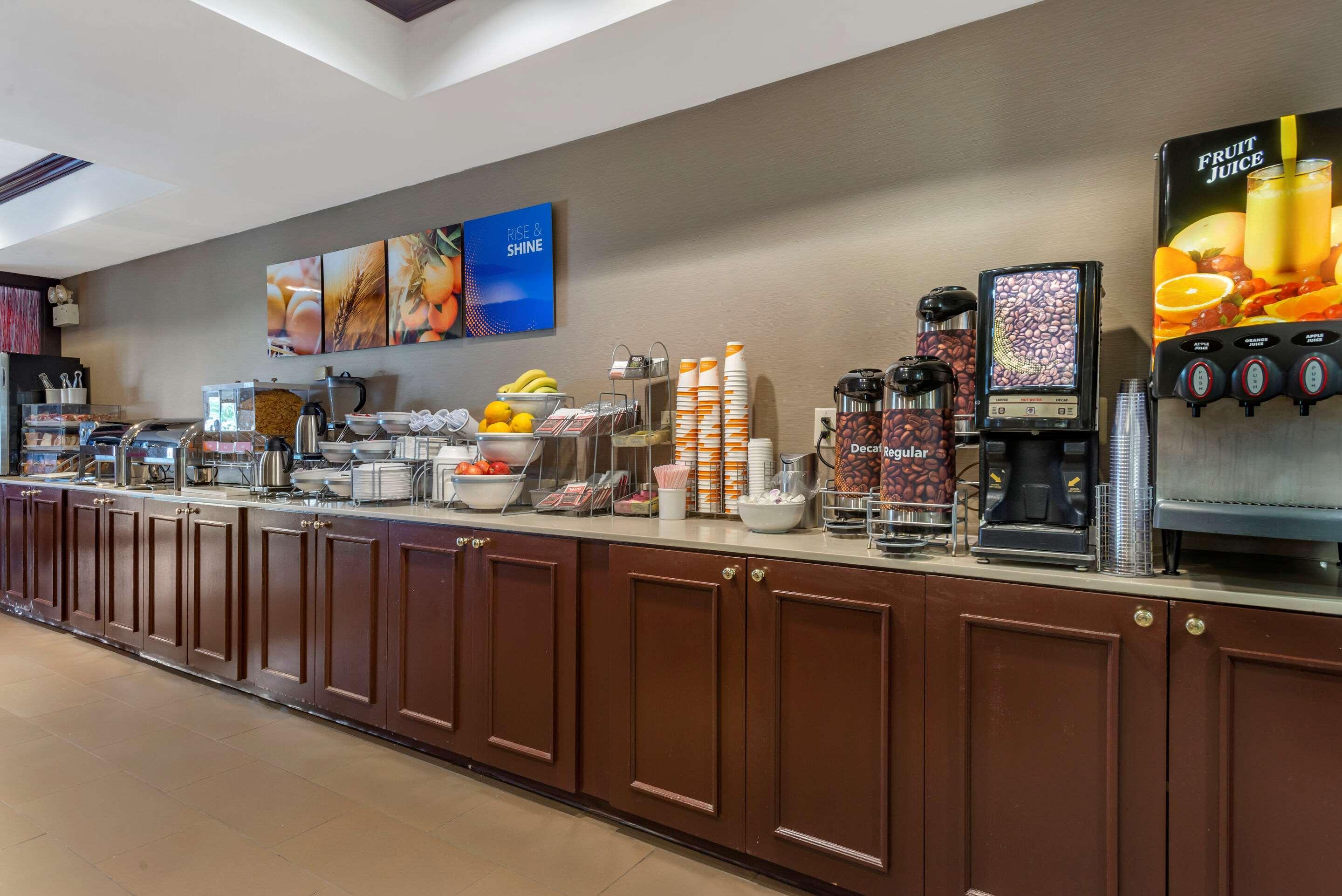 Comfort Suites Newark - Harrison Екстер'єр фото