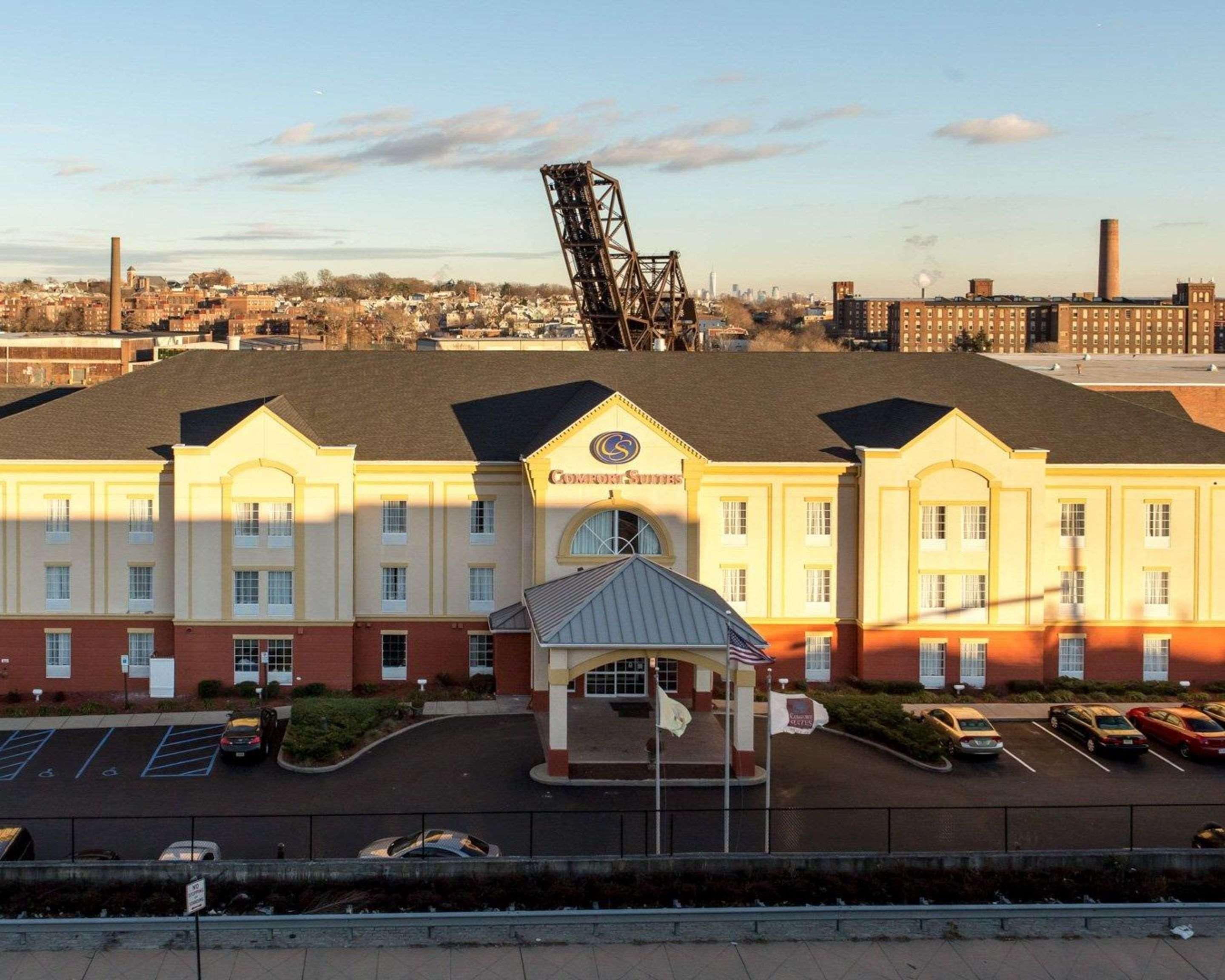 Comfort Suites Newark - Harrison Екстер'єр фото