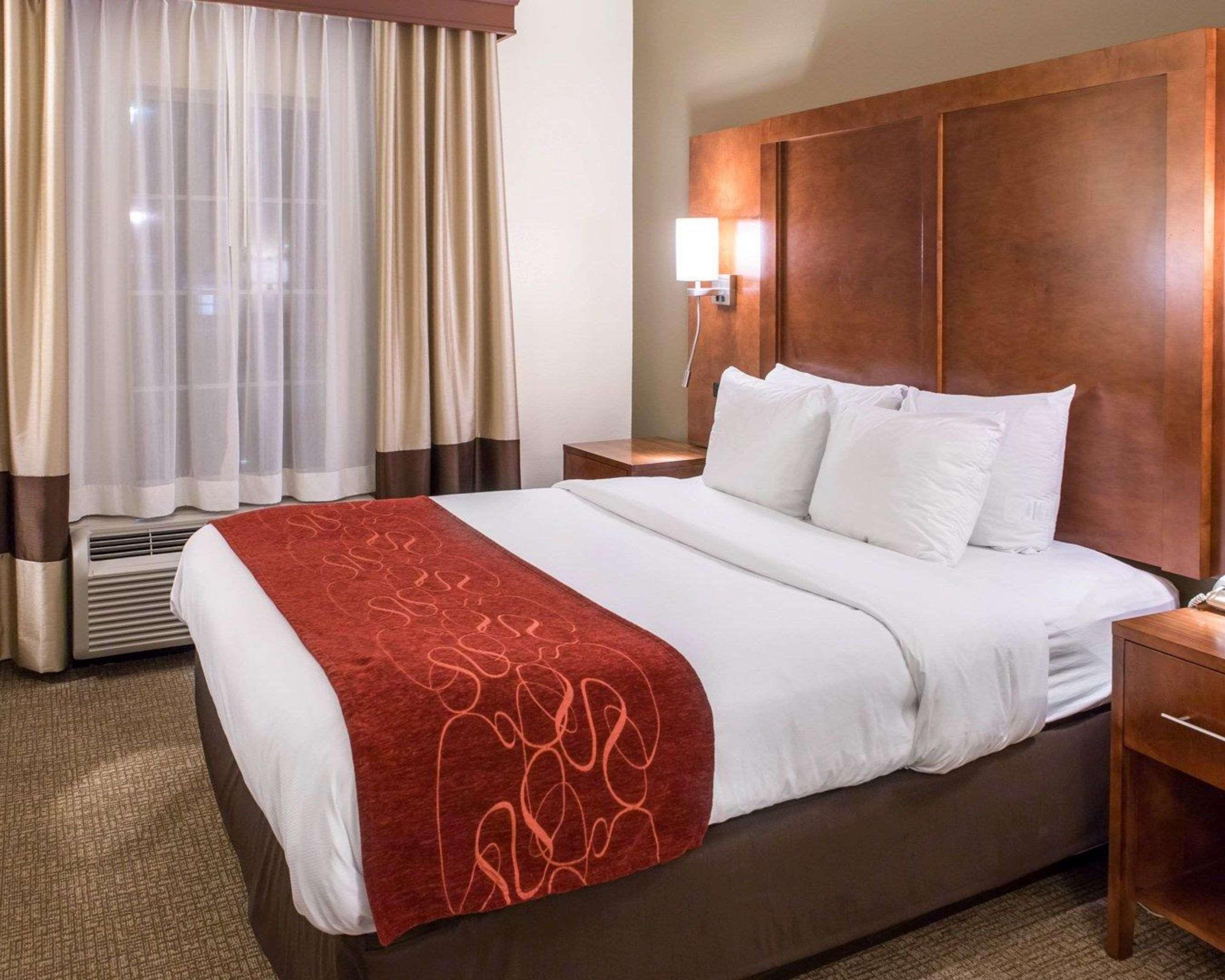 Comfort Suites Newark - Harrison Екстер'єр фото