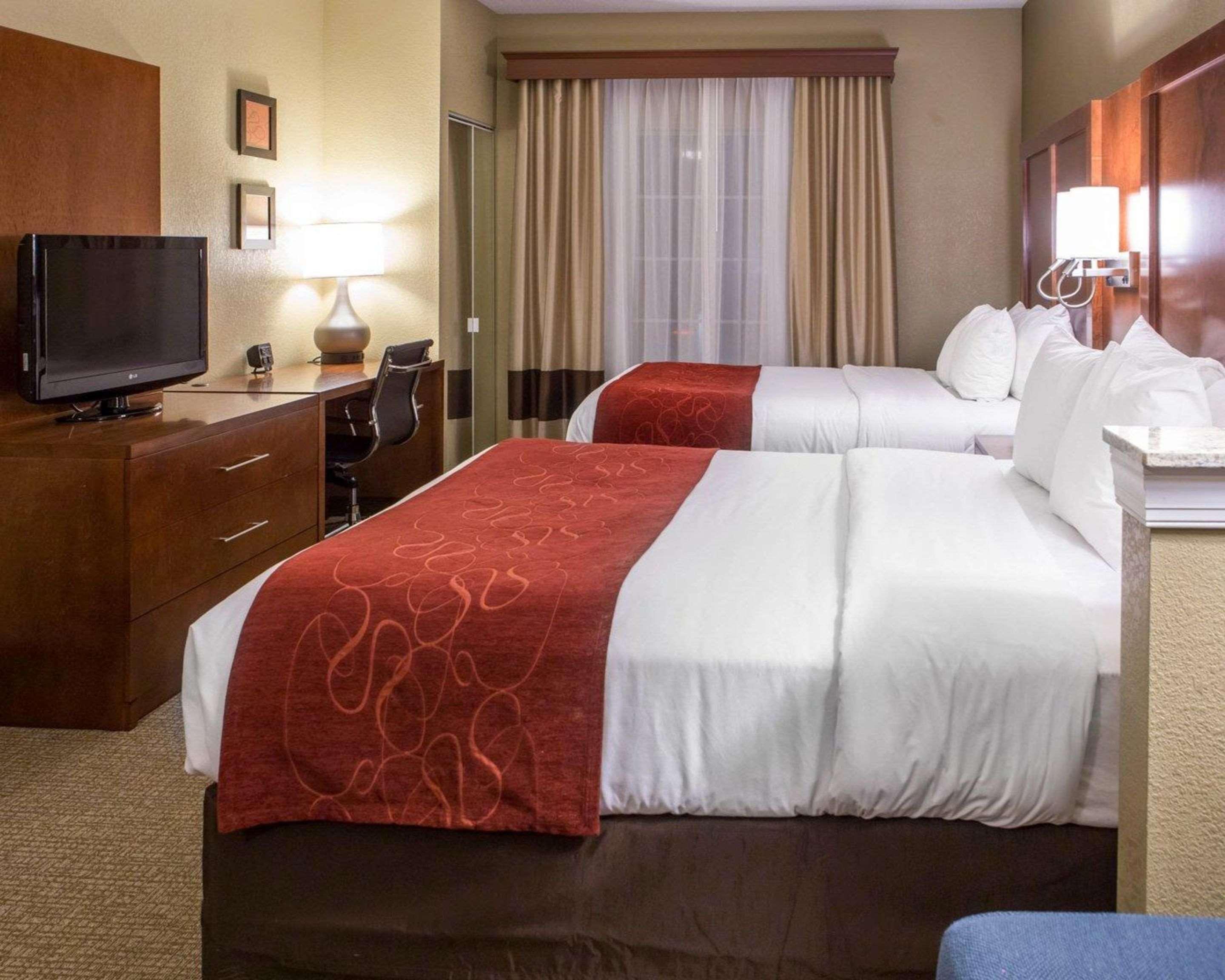 Comfort Suites Newark - Harrison Екстер'єр фото