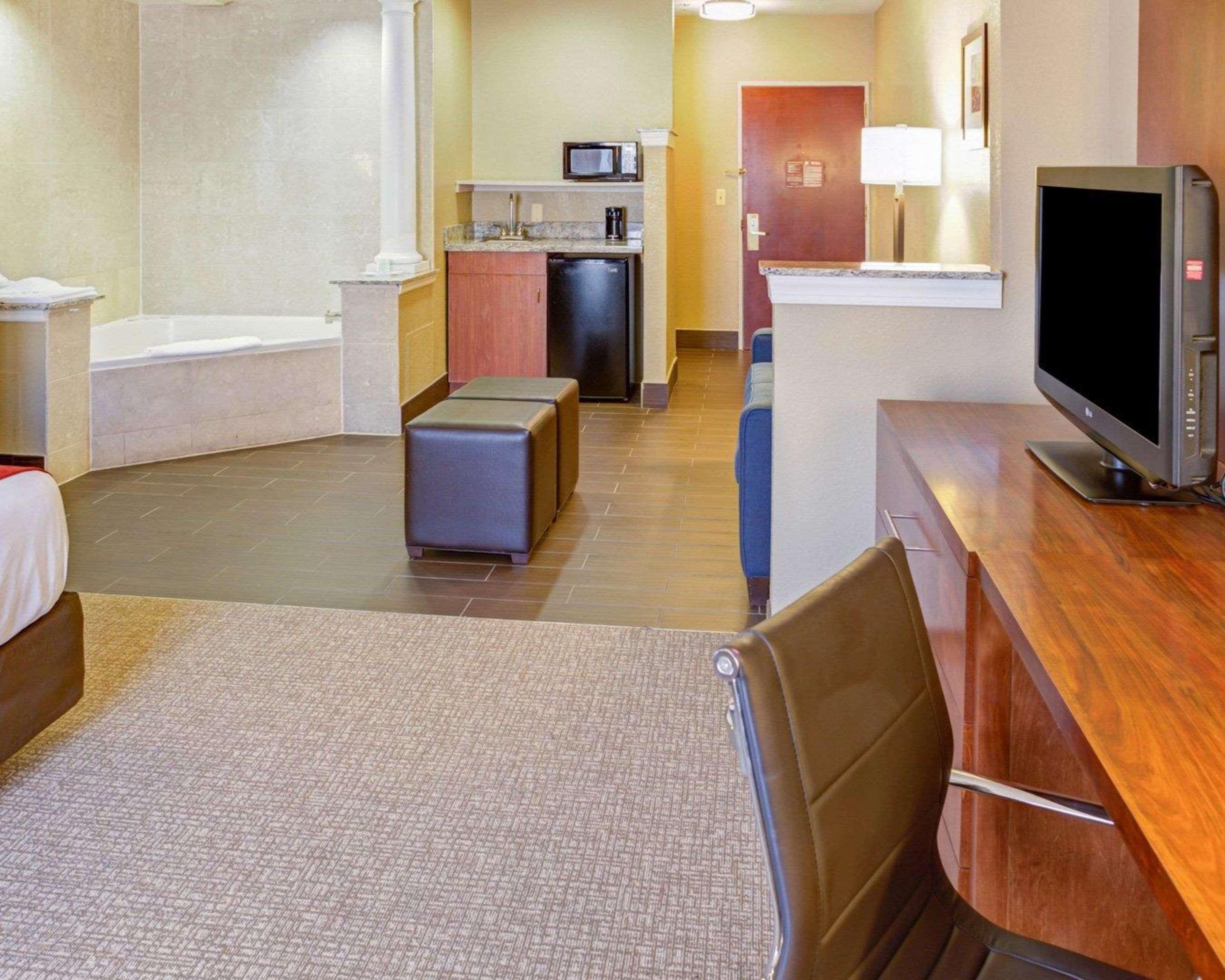 Comfort Suites Newark - Harrison Екстер'єр фото