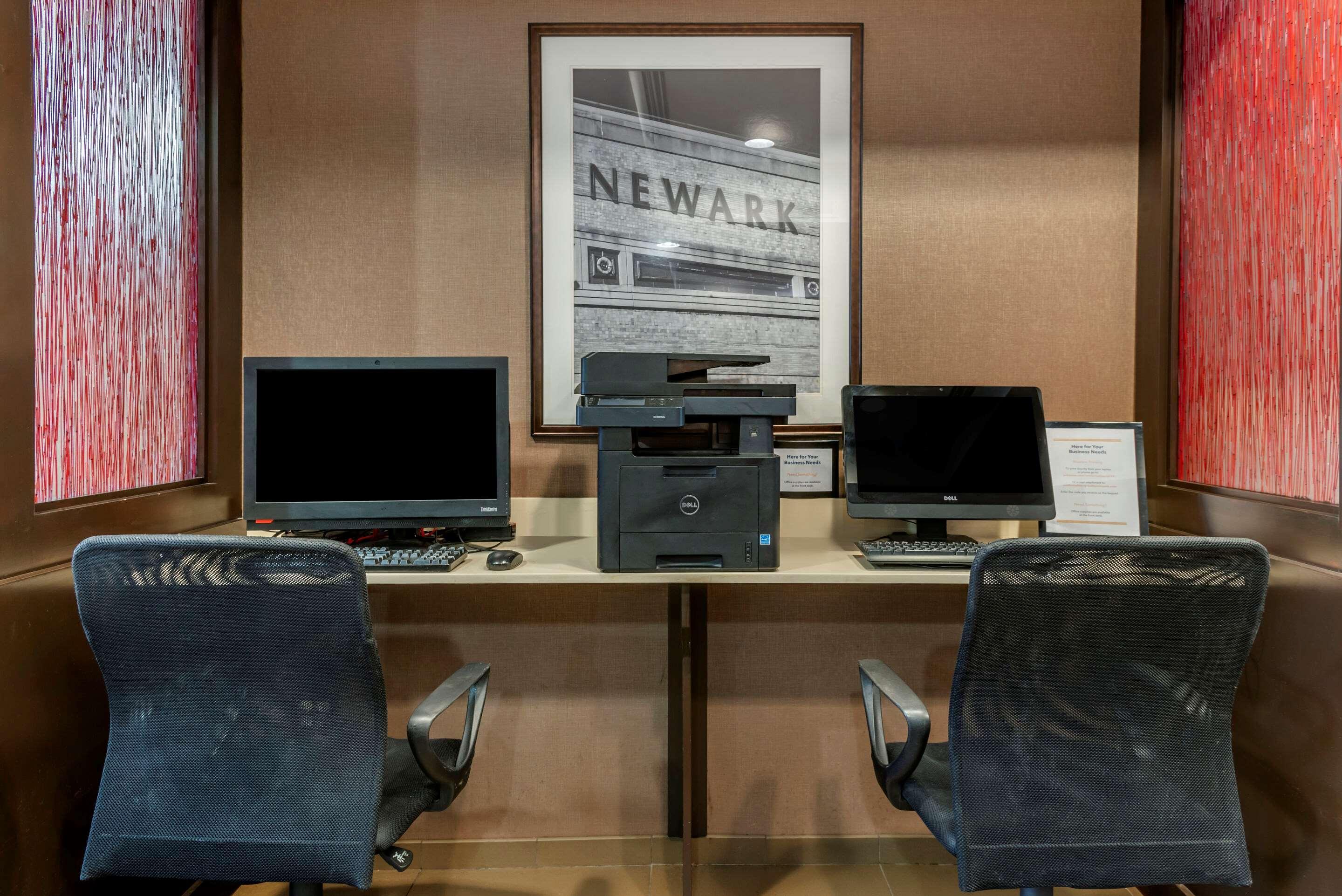 Comfort Suites Newark - Harrison Екстер'єр фото