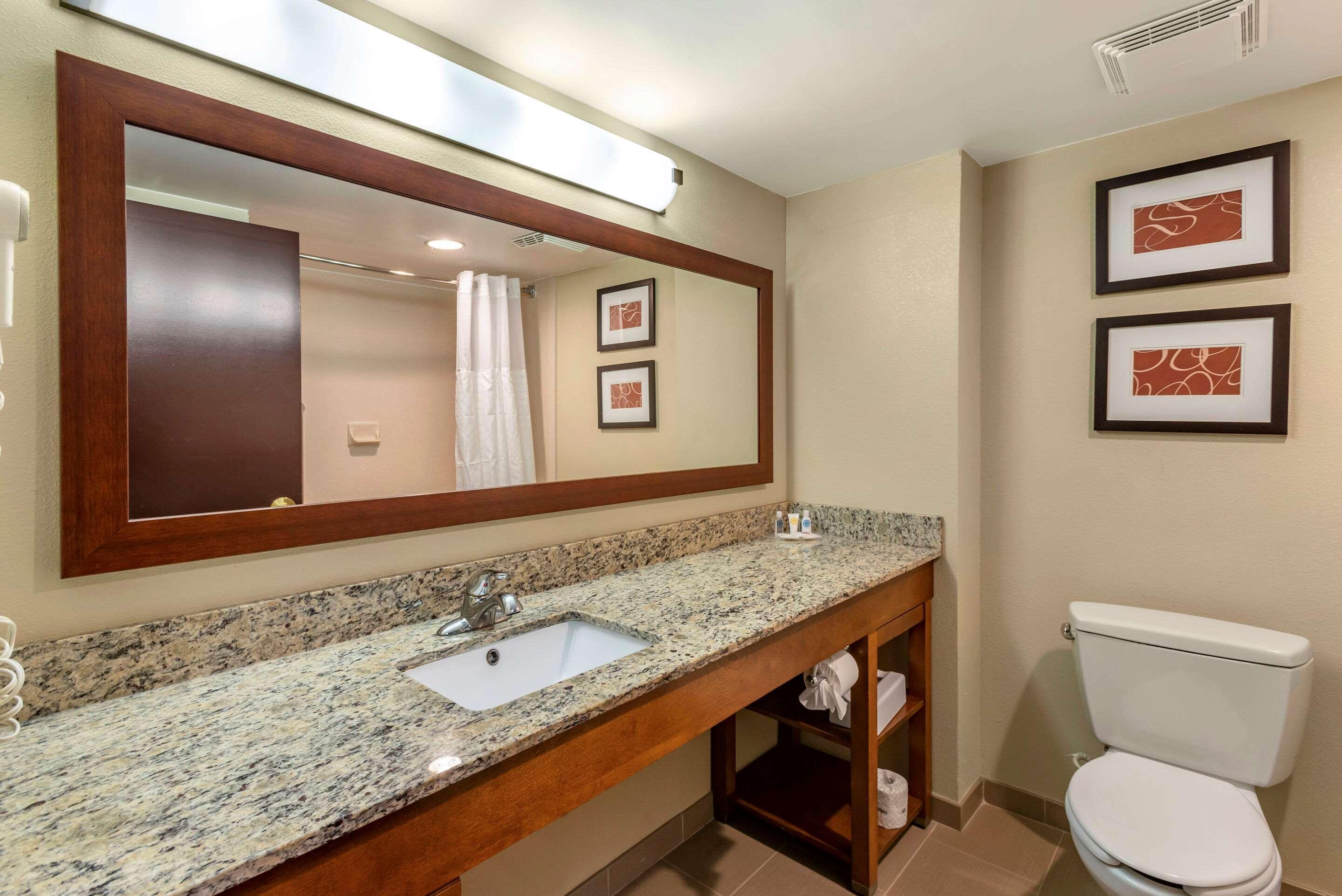 Comfort Suites Newark - Harrison Екстер'єр фото