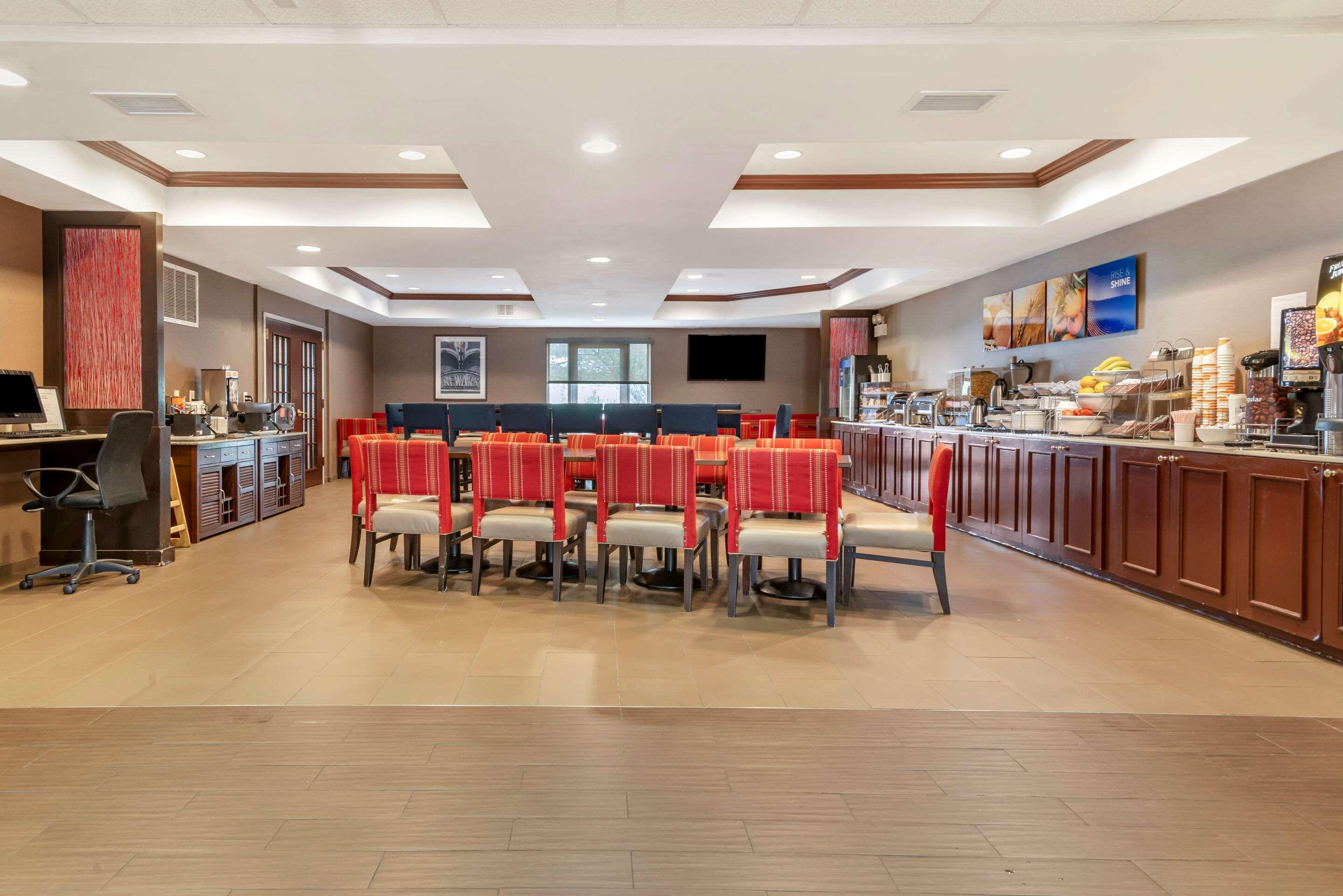 Comfort Suites Newark - Harrison Екстер'єр фото