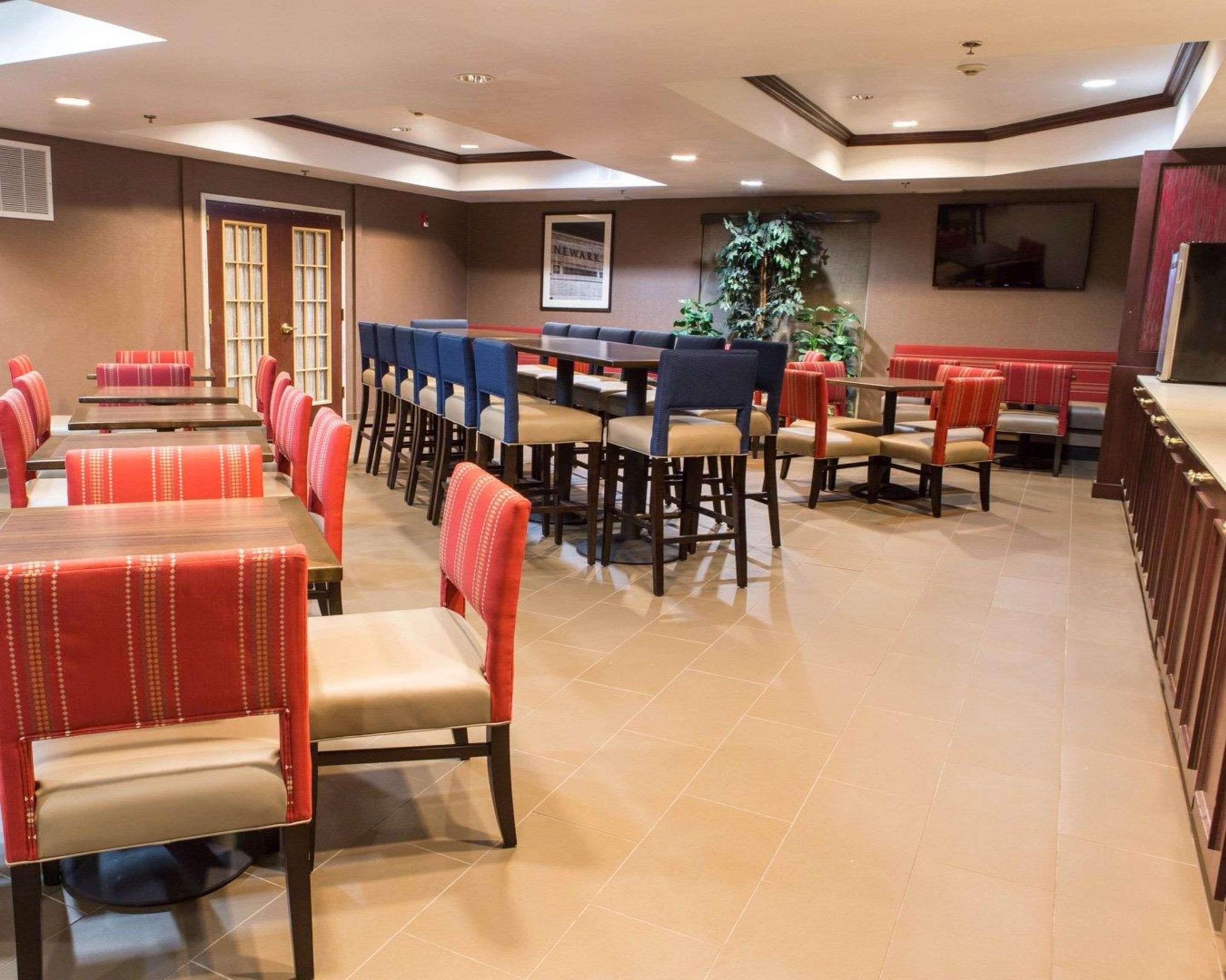 Comfort Suites Newark - Harrison Екстер'єр фото