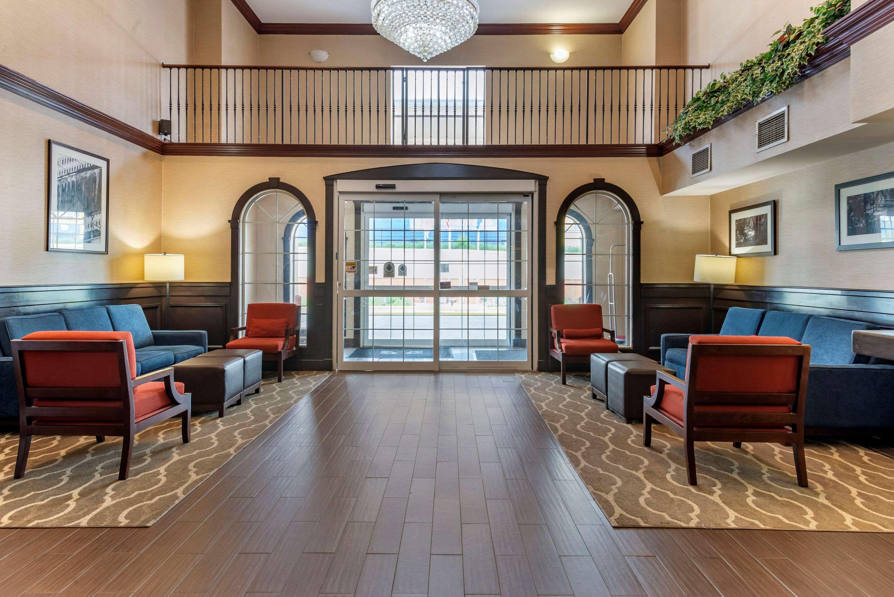 Comfort Suites Newark - Harrison Екстер'єр фото