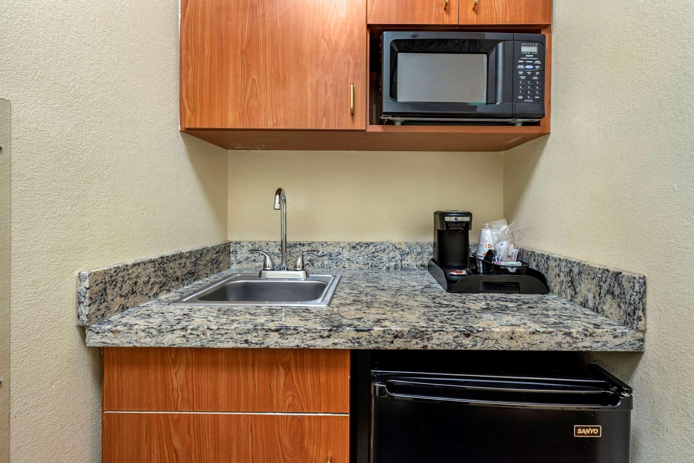Comfort Suites Newark - Harrison Екстер'єр фото