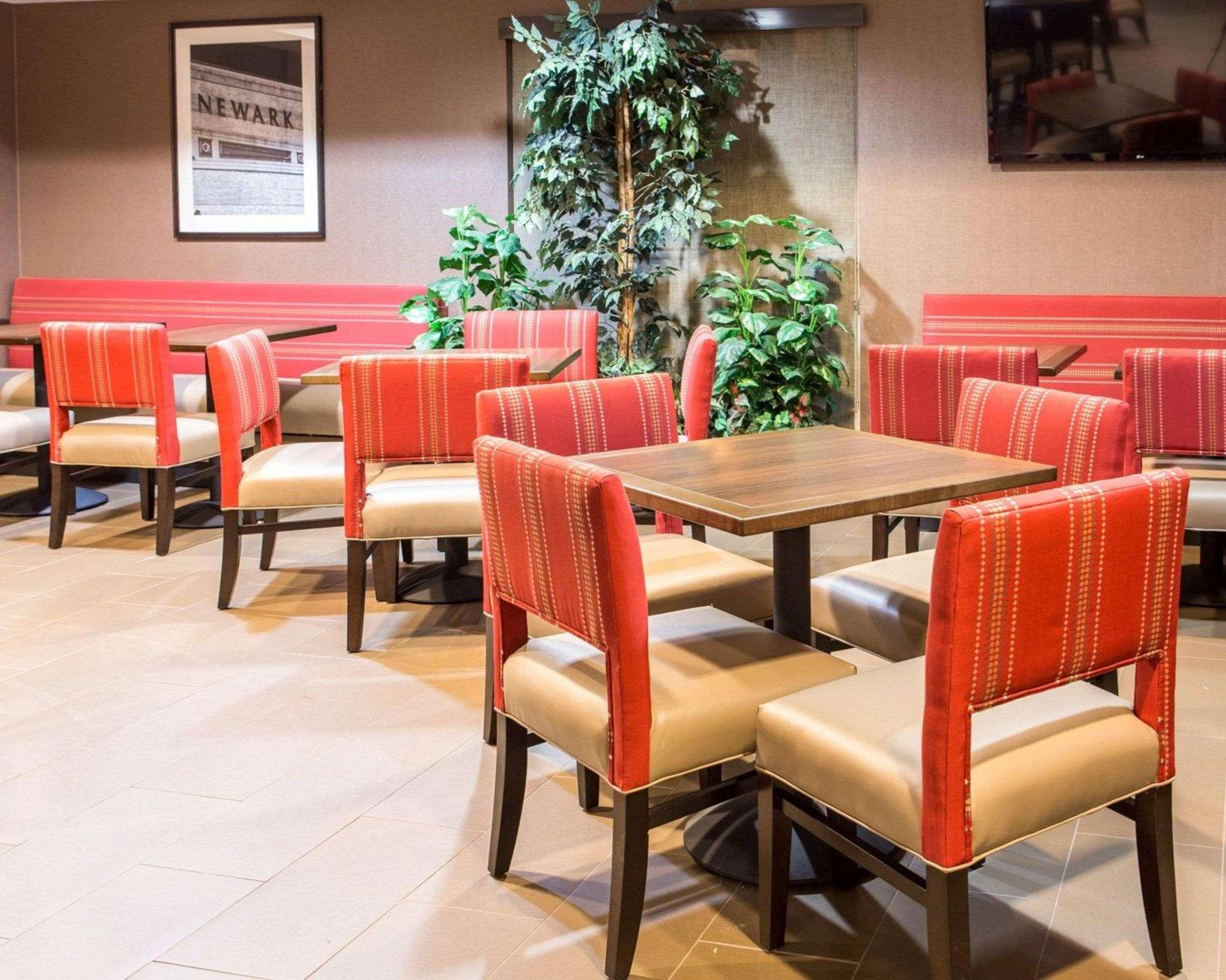 Comfort Suites Newark - Harrison Екстер'єр фото