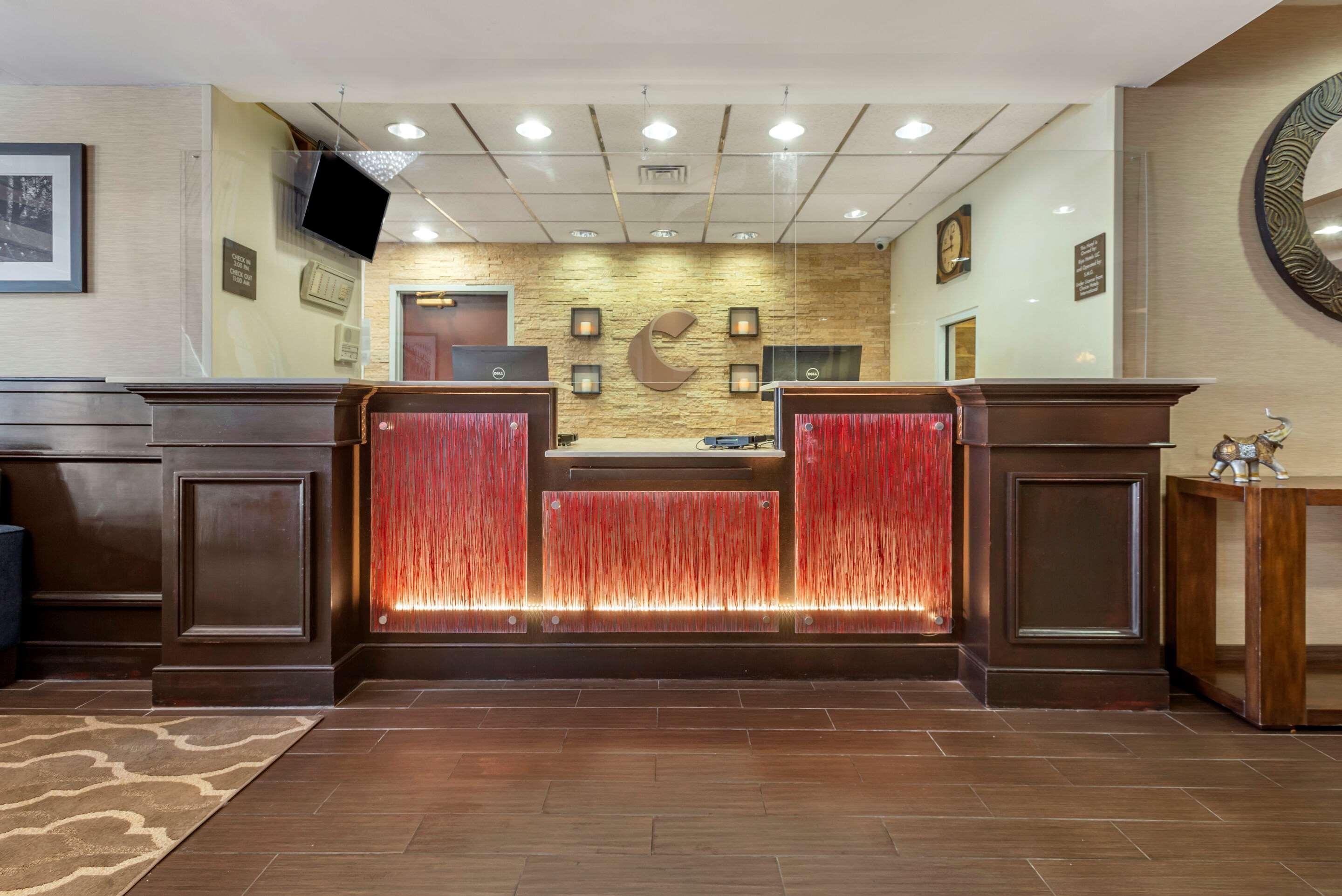 Comfort Suites Newark - Harrison Екстер'єр фото