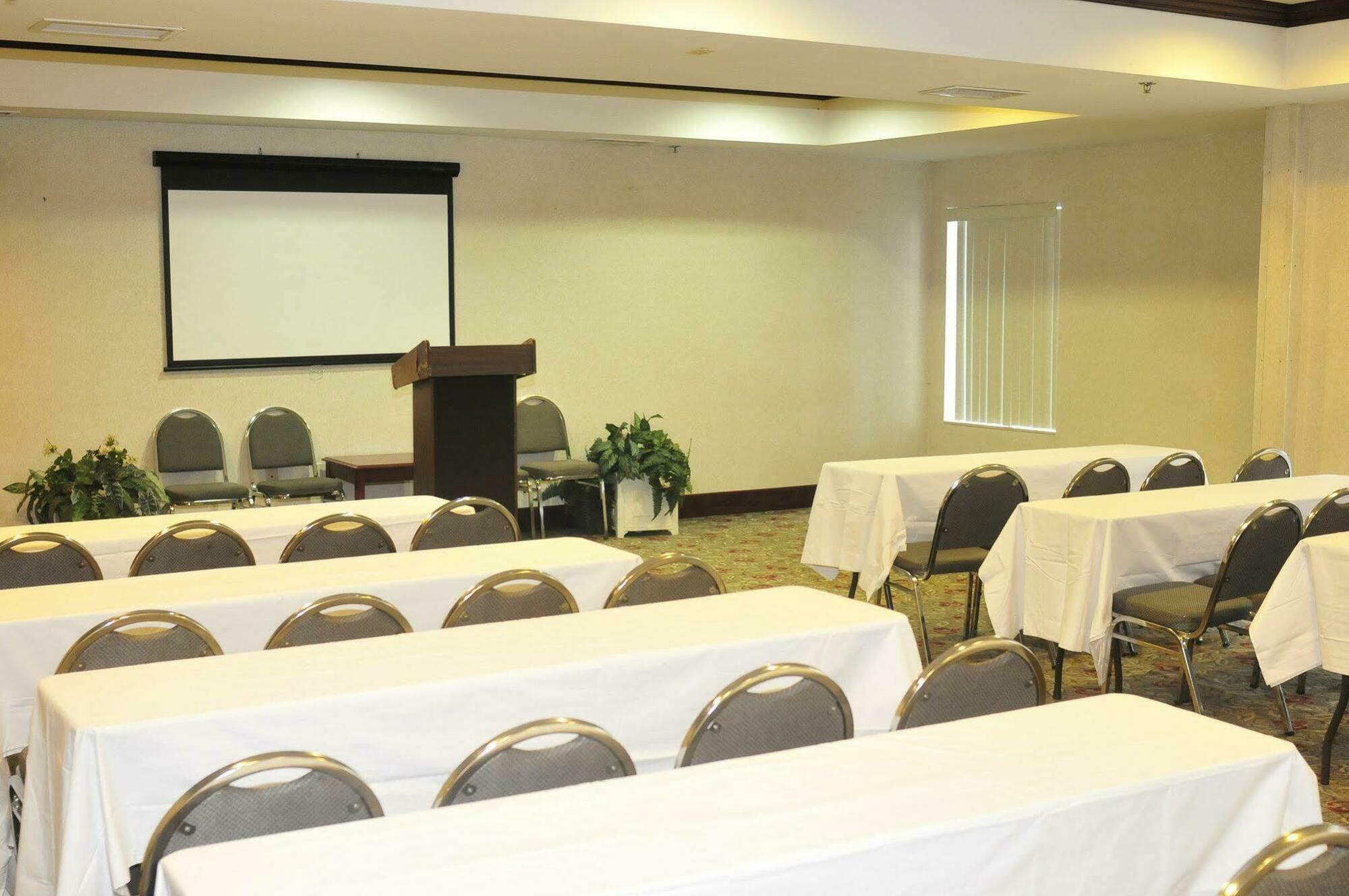 Comfort Suites Newark - Harrison Екстер'єр фото