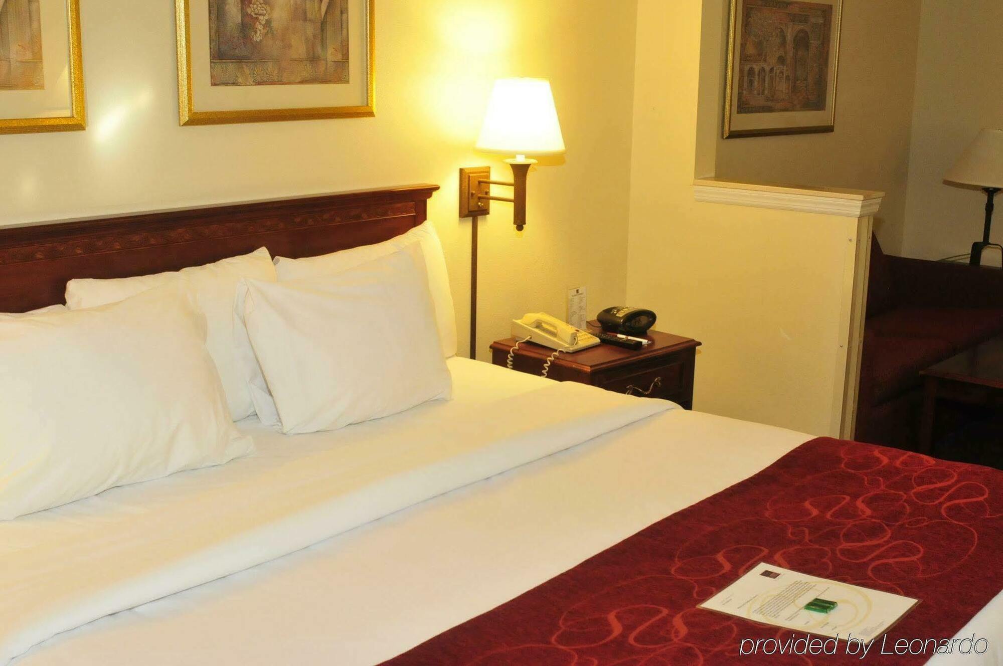 Comfort Suites Newark - Harrison Екстер'єр фото