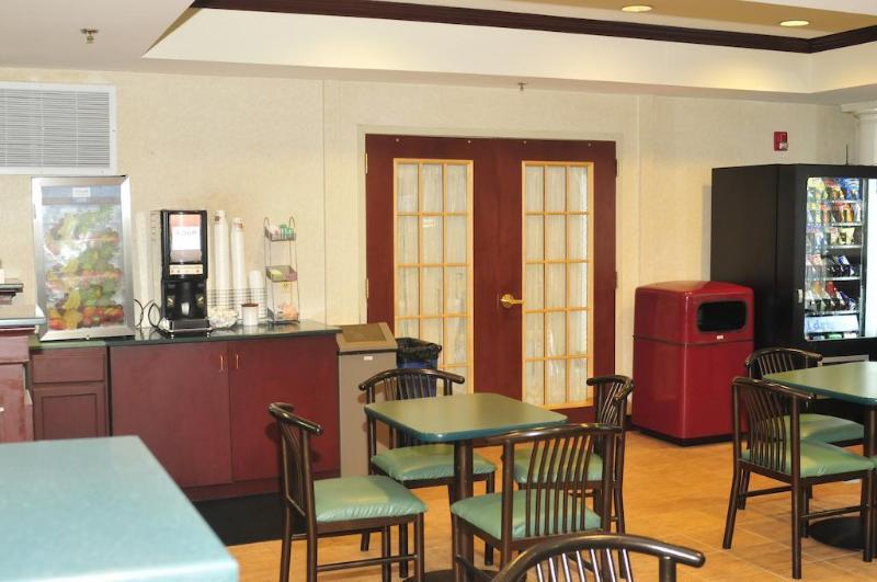 Comfort Suites Newark - Harrison Екстер'єр фото